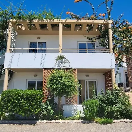 Irina Aparthotel 3*